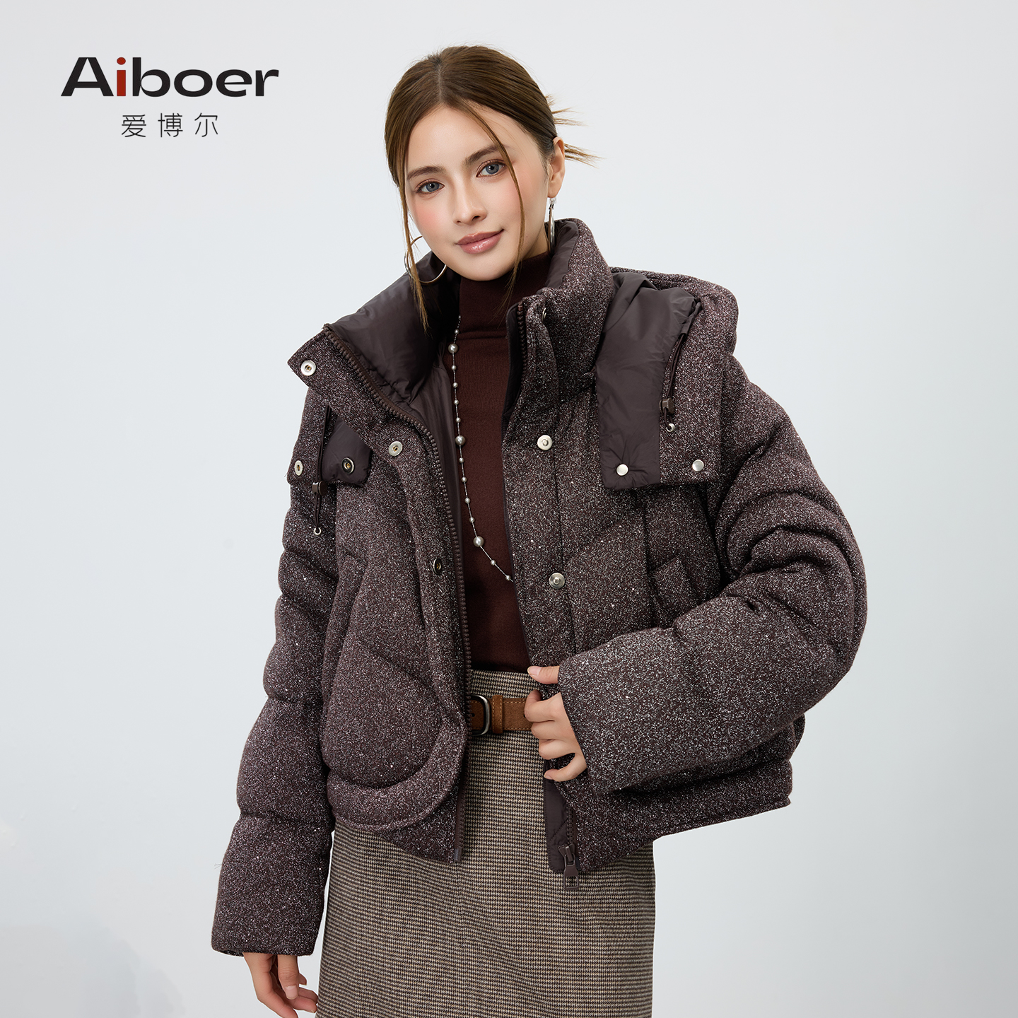 爱博尔鹅绒亮片连帽羽绒服女短款2025冬季新款保暖羽绒外套V78281