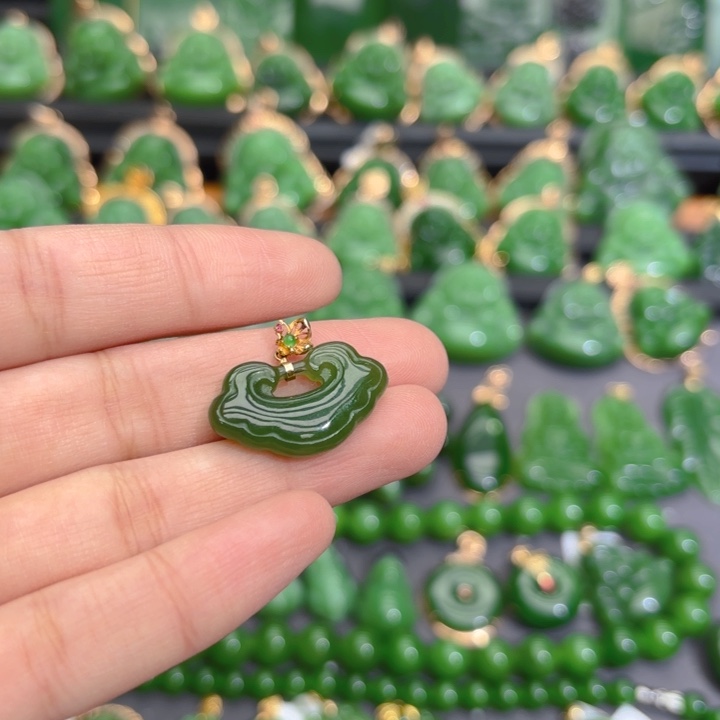 颈饰18K金镶嵌和田玉（碧玉）