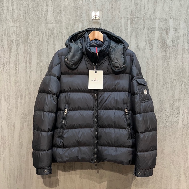 95新 MONCLER 蒙口 黑色经典臂包小标连帽羽绒服 4码 Z00590