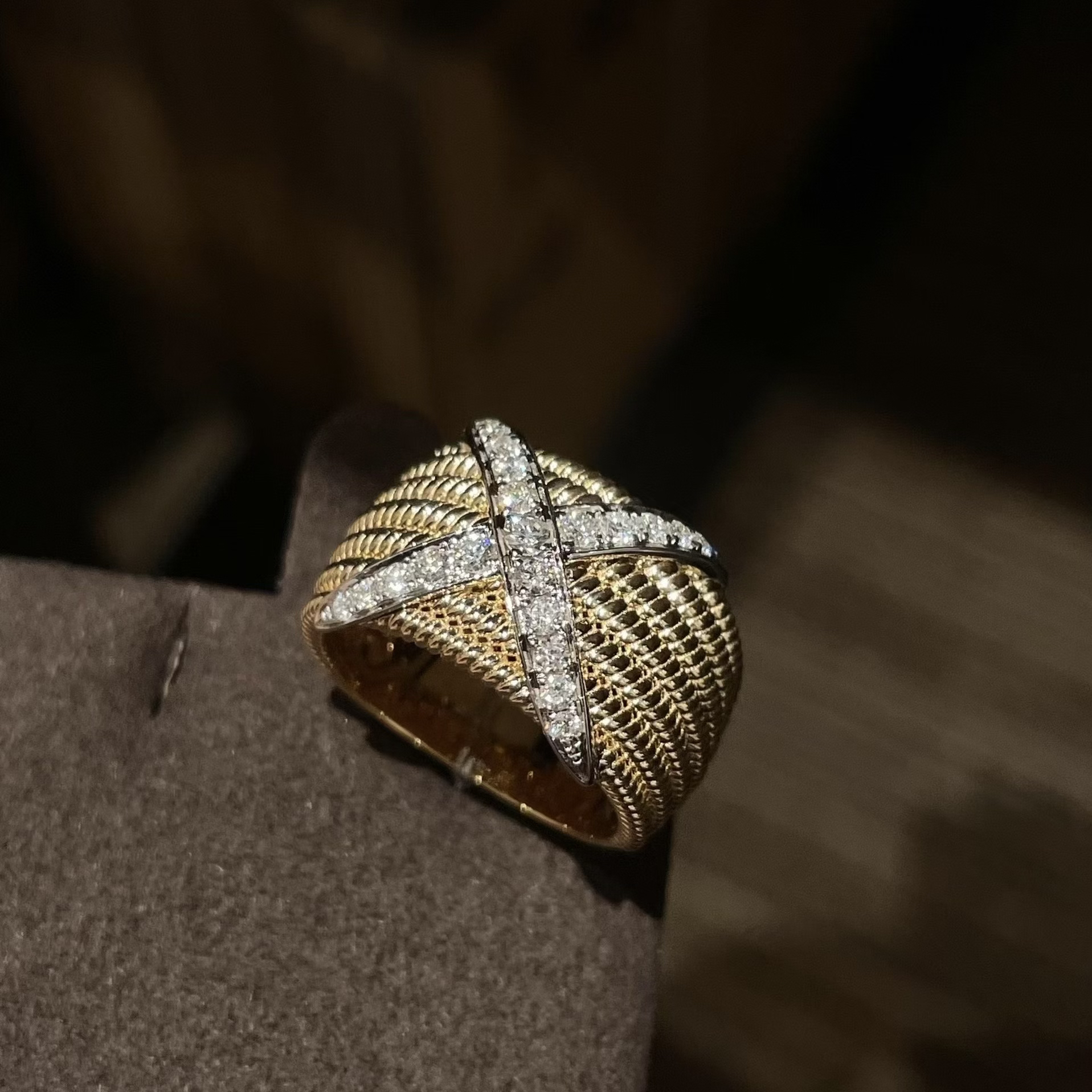 18k金钻石戒指交叉设计重工