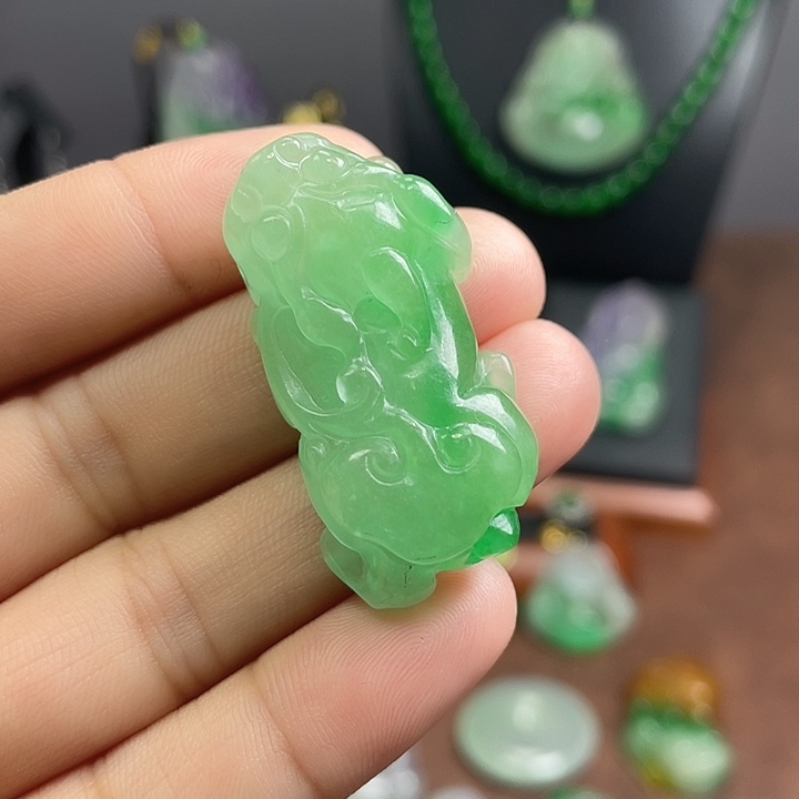 翡翠未镶嵌吊坠(赠链)