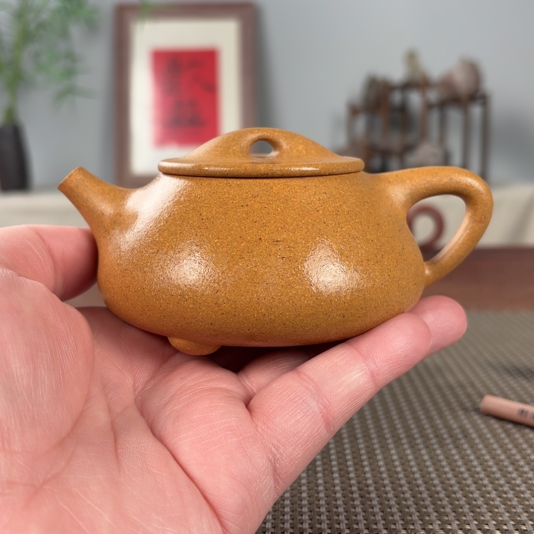 紫砂茶壶人****。微瑕黄龙山原矿紫砂壶