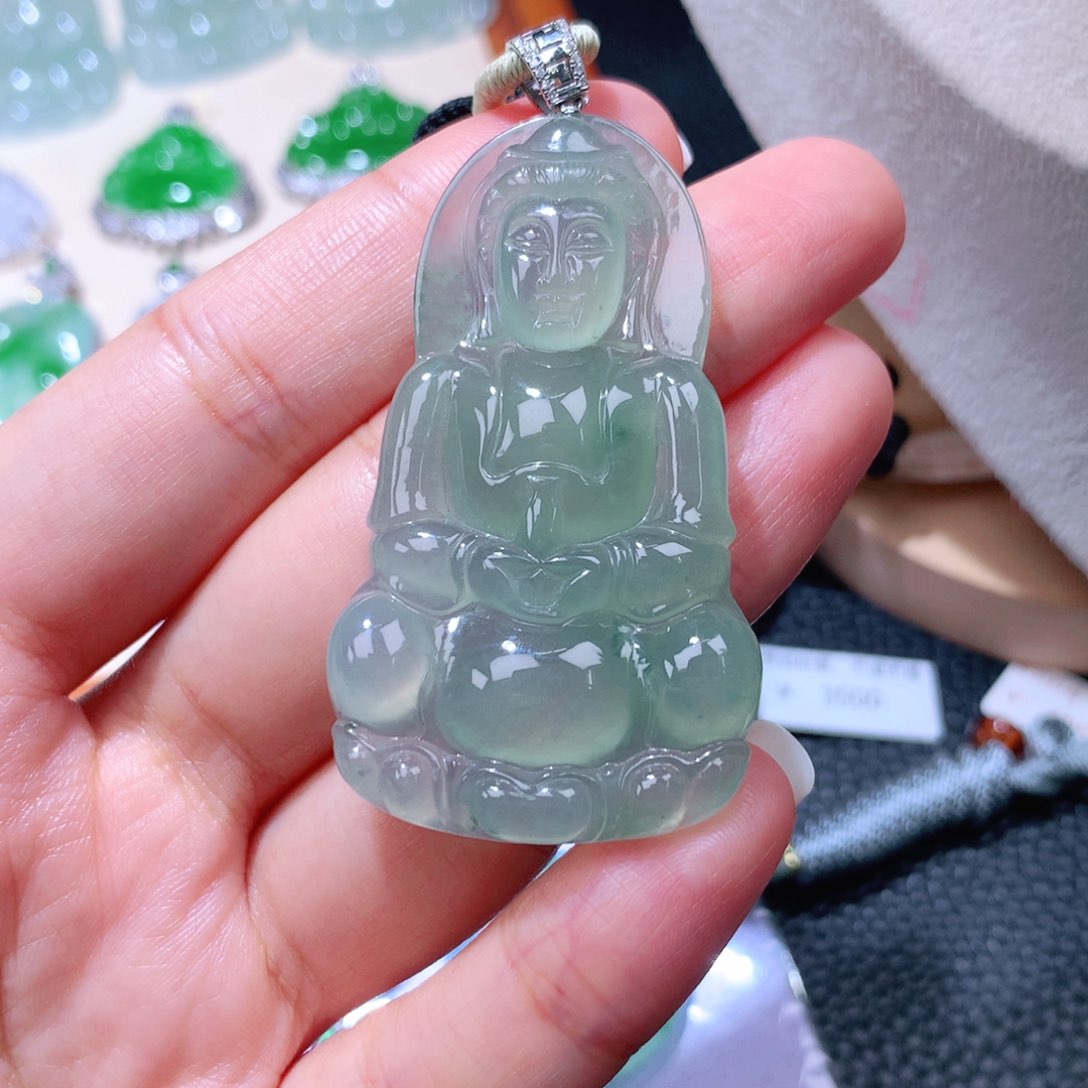 颈饰18K金镶嵌翡翠观音