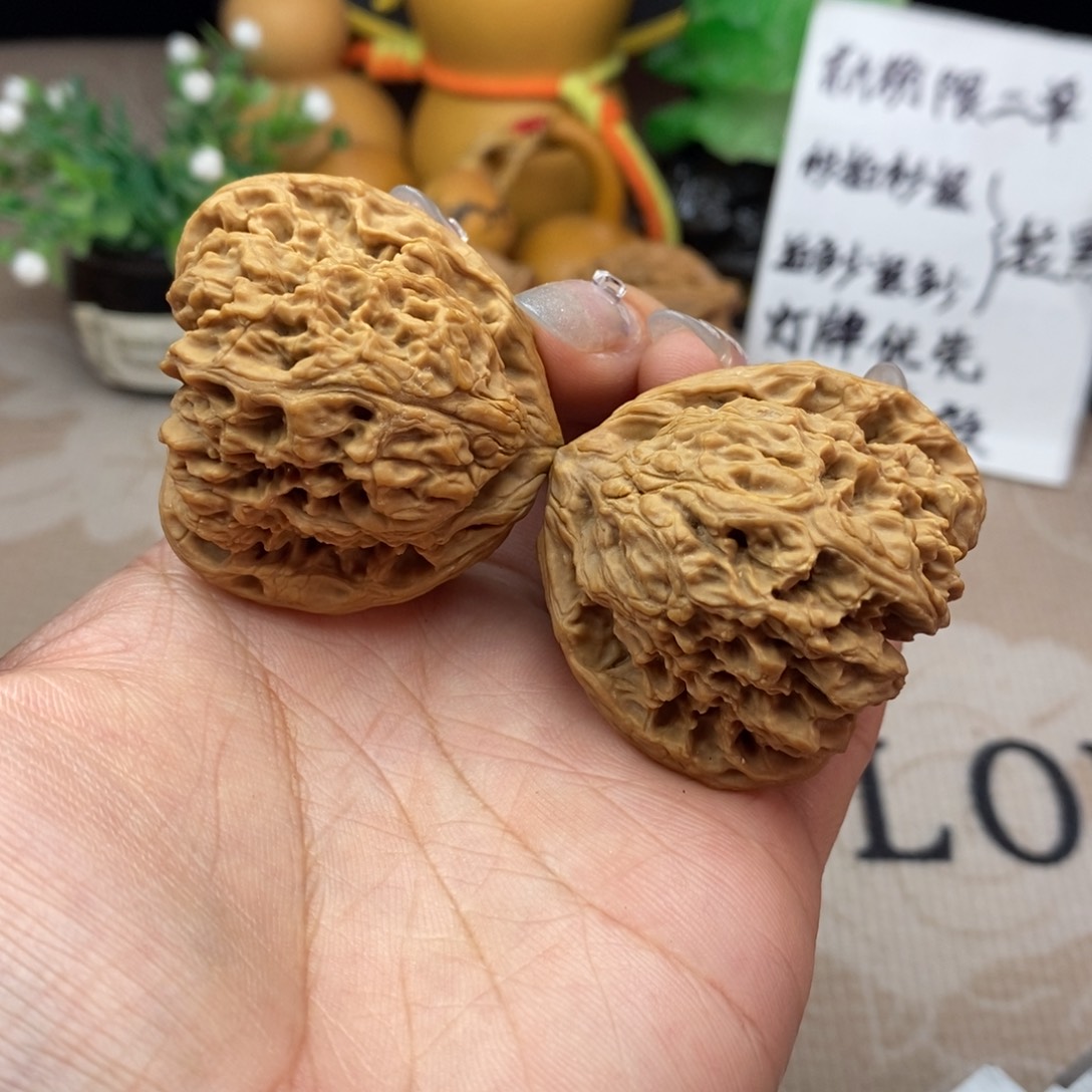 .***行文玩核桃吊坠涿鹿