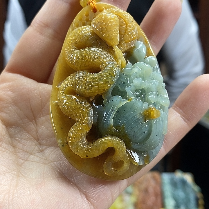 蛇纹石玉未镶嵌颈饰