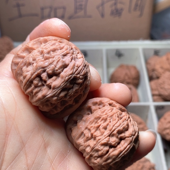 文玩核桃吊坠白狮子