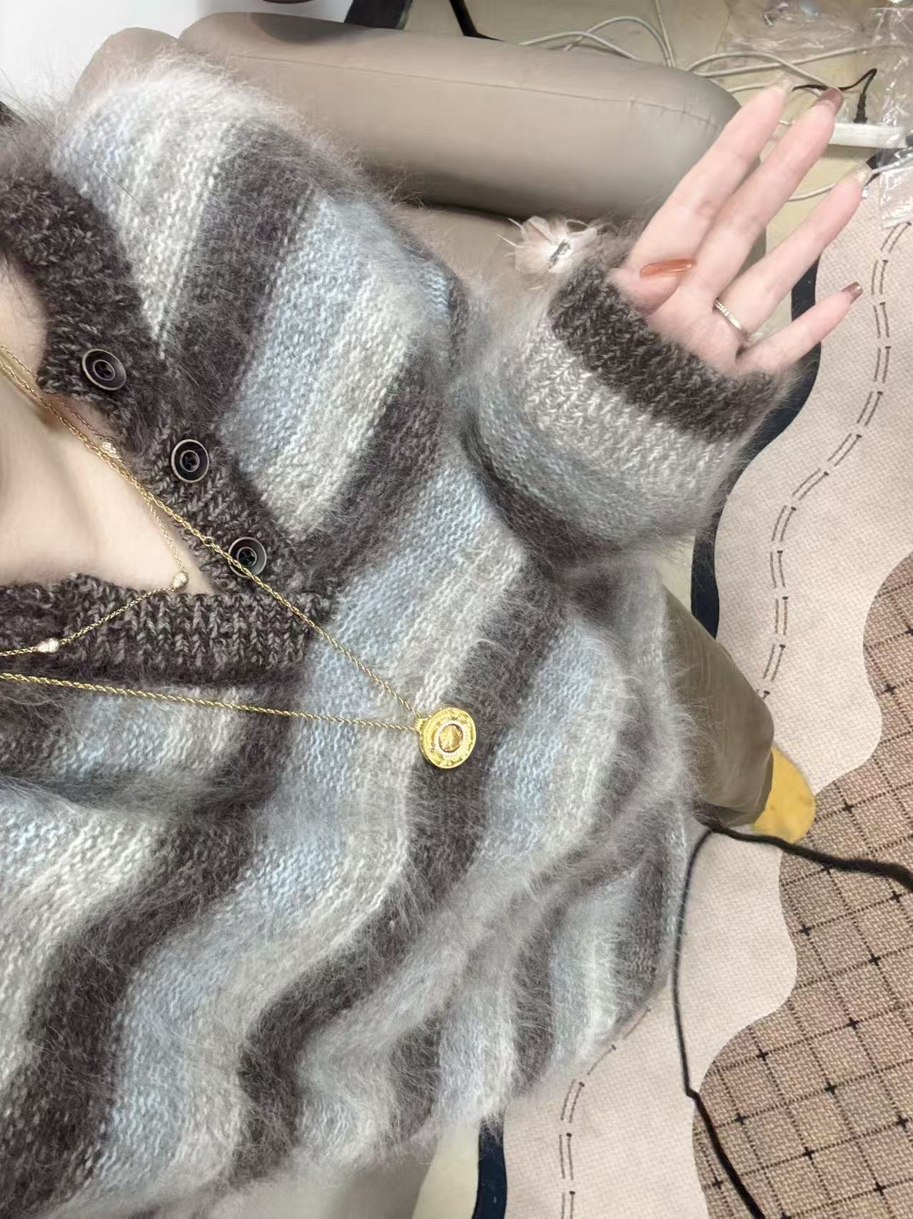 1585【九炫女装冬季】一见倾心~新款高级设计感剪刀领拉绒工艺上衣