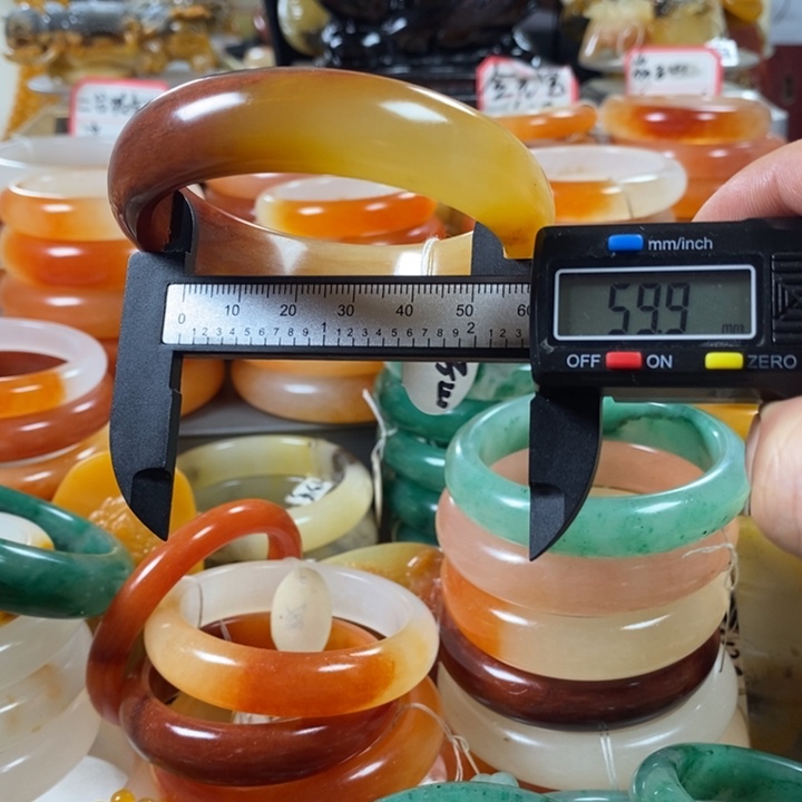 石英质玉（黄龙玉）颈饰合金