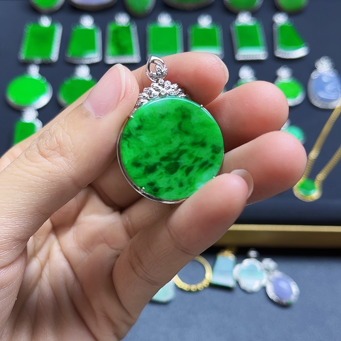 翡翠18K金镶嵌颈饰