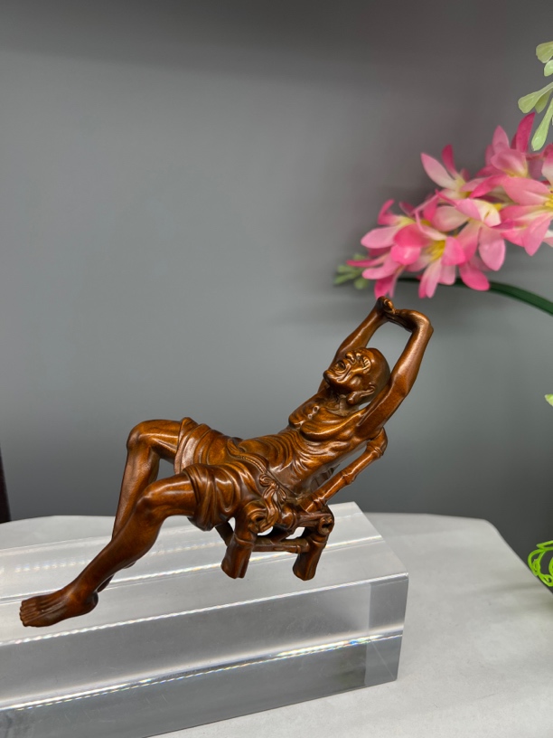 小叶黄杨木（躺椅罗汉）仿古做旧，整料一体精雕镂空摆件高9、宽15