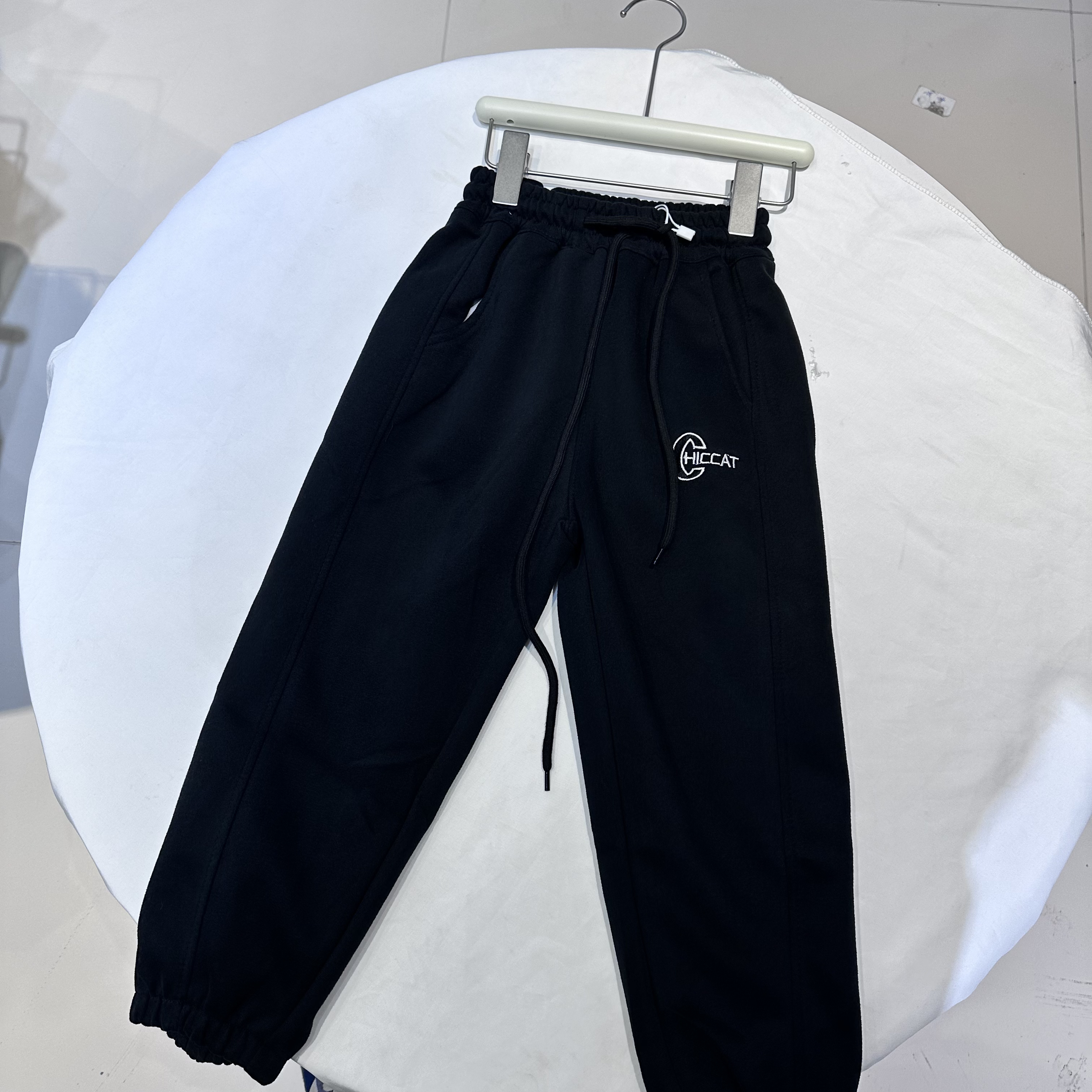 【0006】休闲针织长裤春秋款中童宽松中性运动卫裤