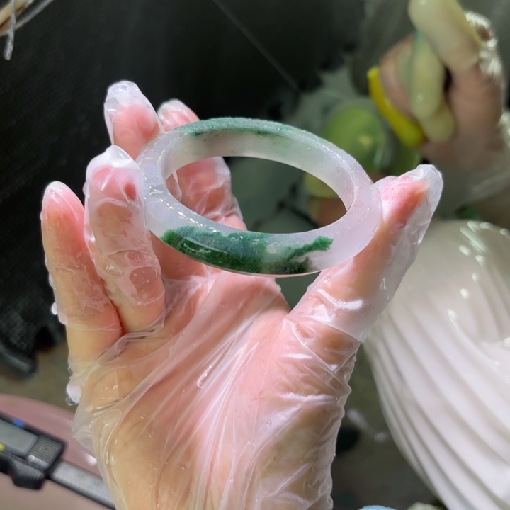 声***师石英质玉（非洲翠）未镶嵌手镯定制