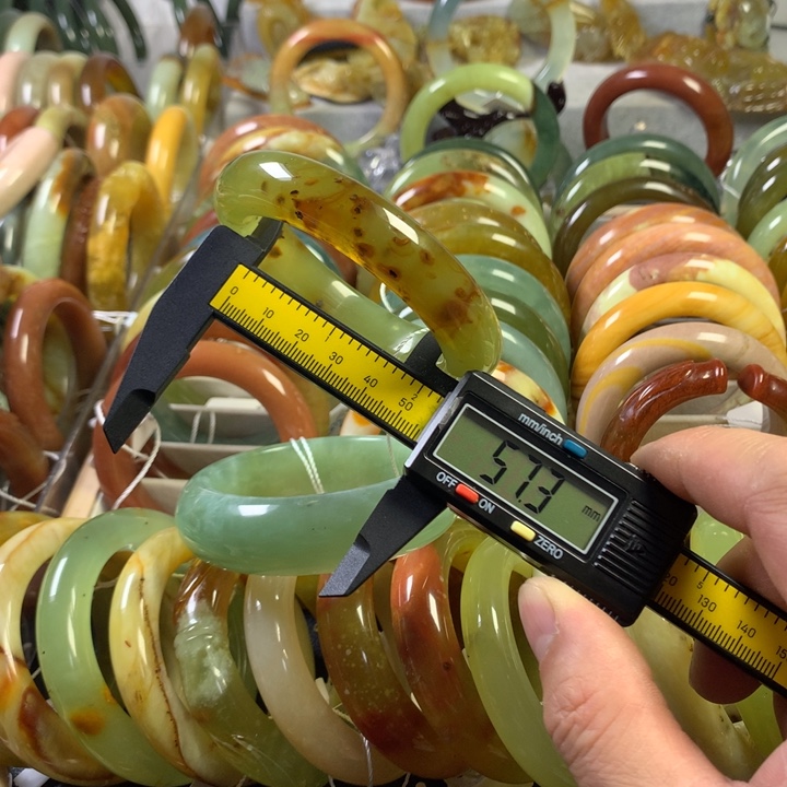 岫玉手镯未镶嵌辽阳县的农民