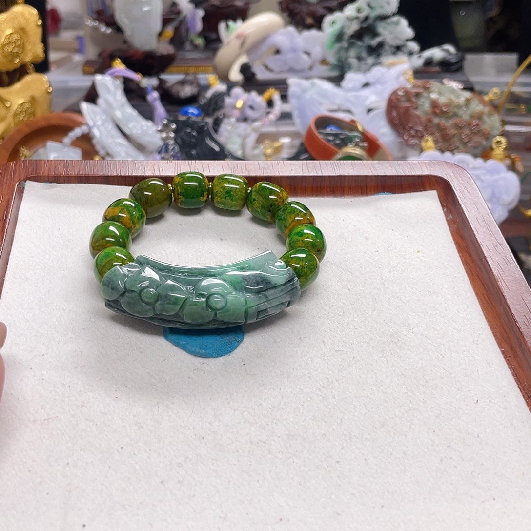 一***一翡翠未镶嵌颈饰手牌