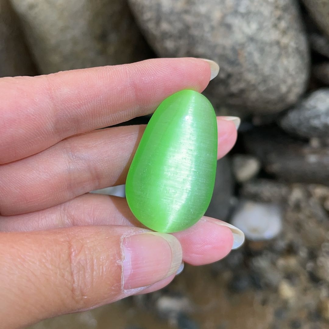 天然新疆苹果绿猫眼吊坠