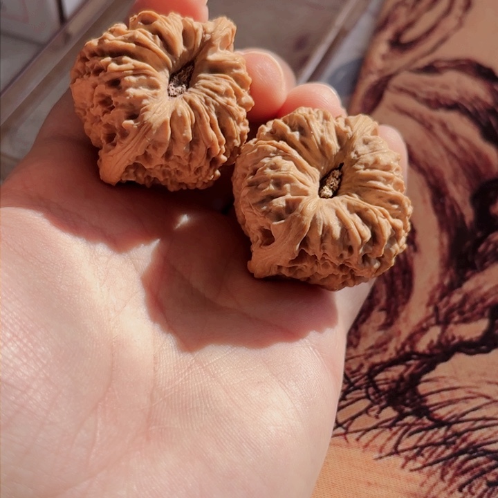 文玩核桃吊坠39拉丝三角卡姿兰南疆石