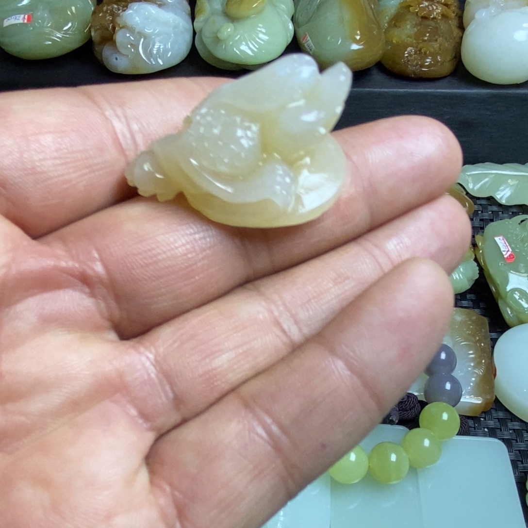 聚***店和田玉未镶嵌吊坠(不含链)