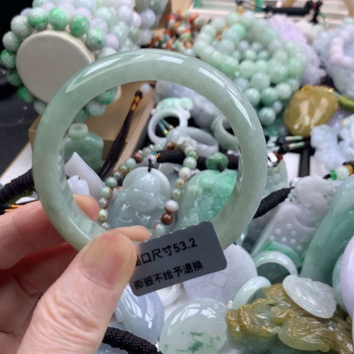 翡翠手镯未镶嵌吊坠