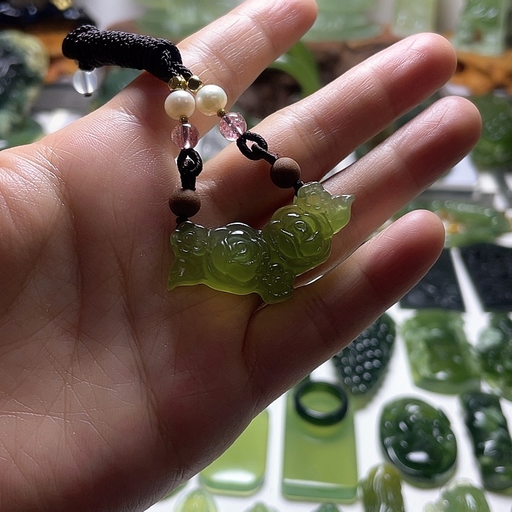 蛇纹石玉颈饰未镶嵌