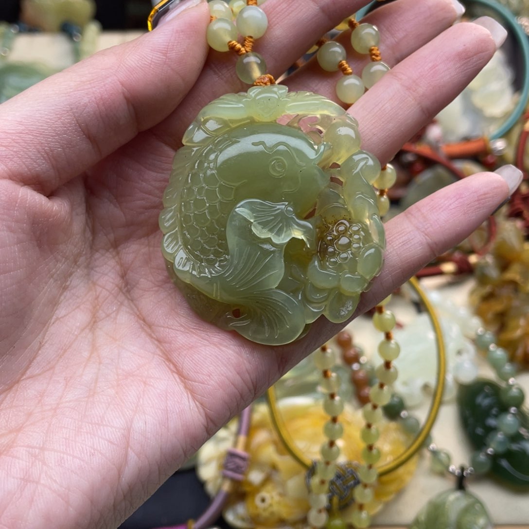 蛇纹石玉颈饰未镶嵌