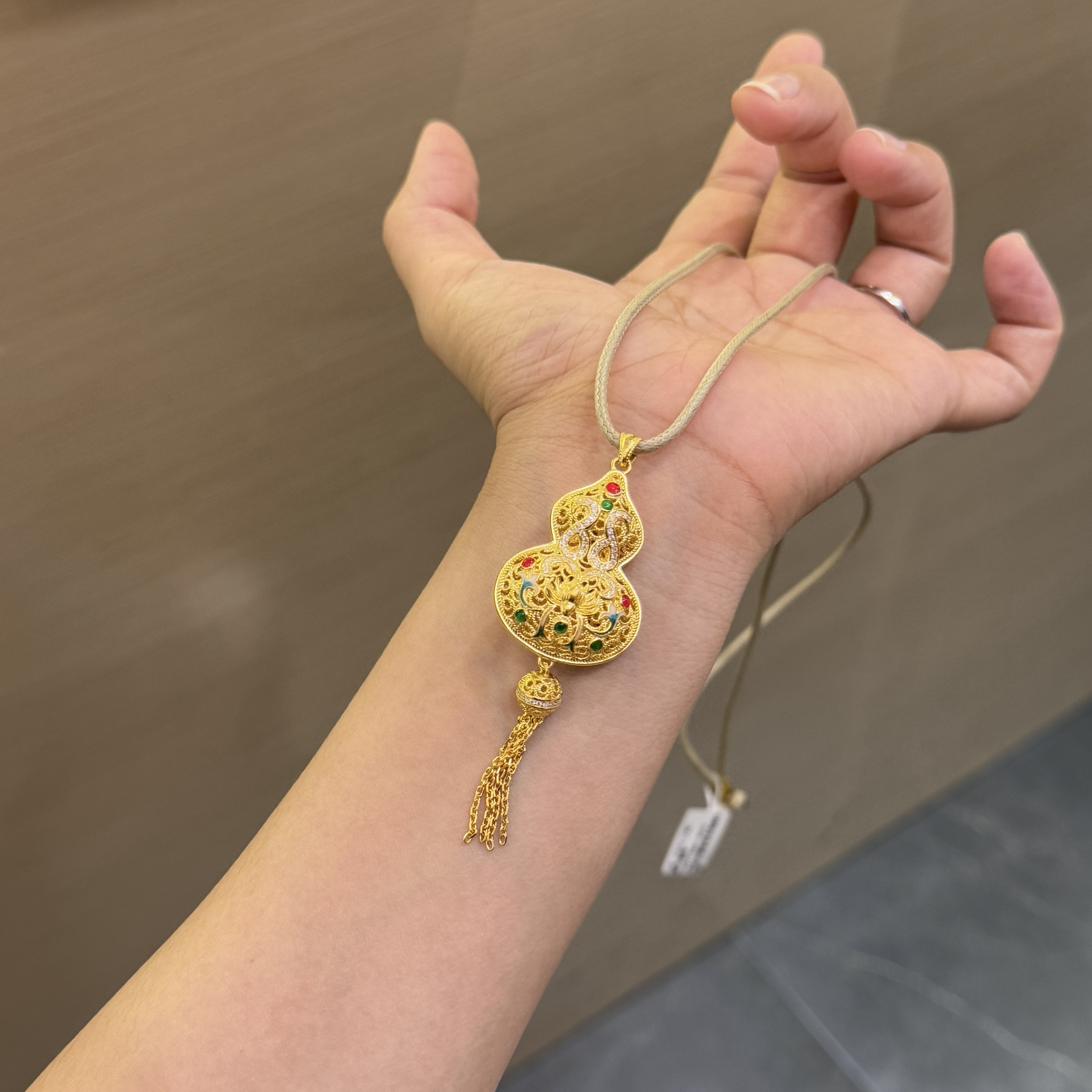 【菠萝珠宝】足金999 时尚点钻双面新中式葫芦流苏吊坠金重：22.55克