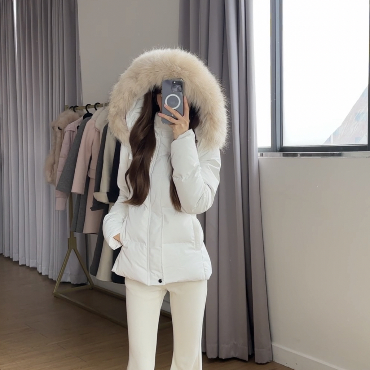 小小仟 2025新款收腰版羽绒服女冬季短款白色修身貉子毛毛领外套