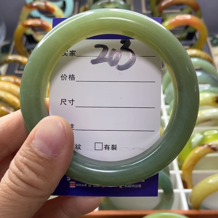 蛇纹石玉手镯未镶嵌心***?