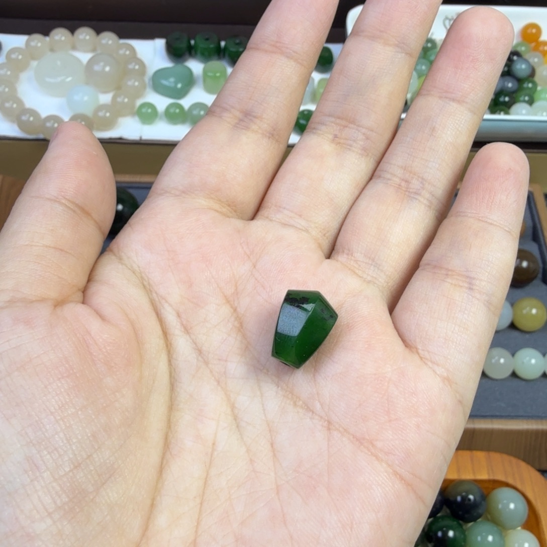 和田玉未镶嵌珠宝半成品红皮拉绿三通对孔9.7