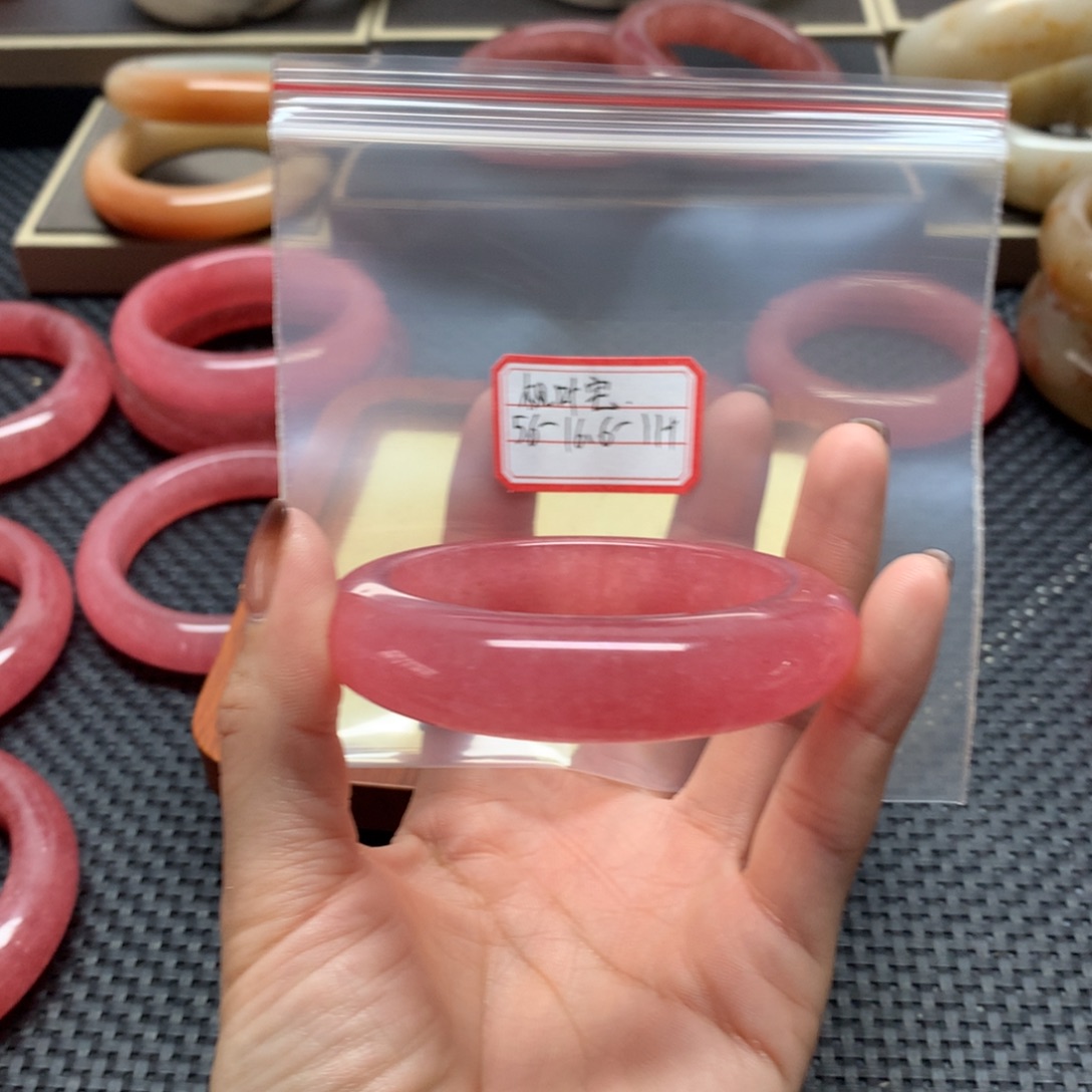 枫***宅石英岩玉未镶嵌手镯