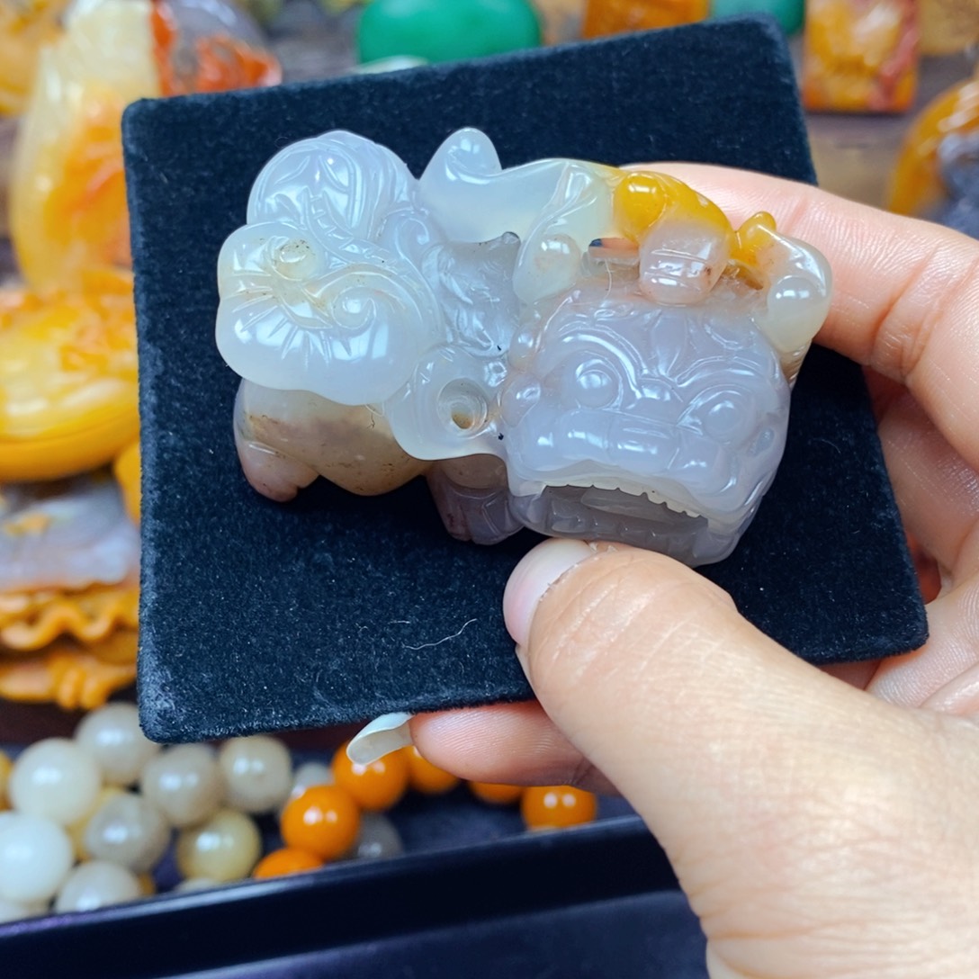 石英质玉（黄龙玉）未镶嵌颈饰