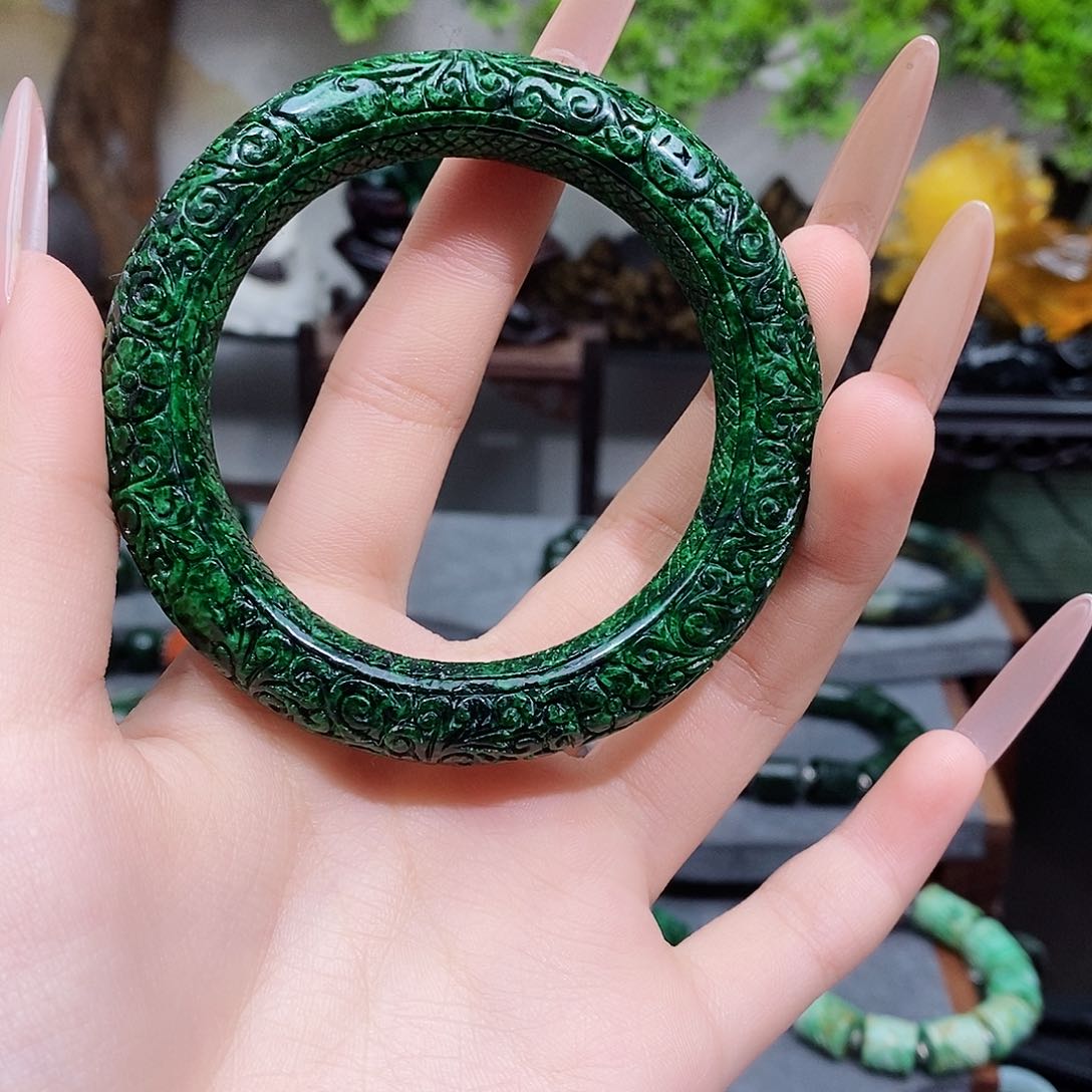 翡翠颈饰未镶嵌漂亮美眉