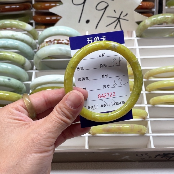 蛇纹石玉手镯未镶嵌不**弃