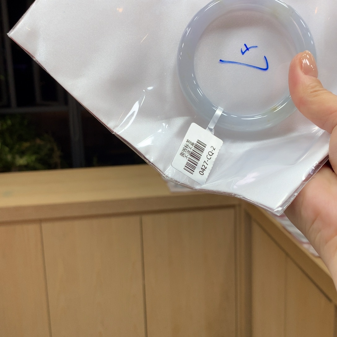 翡翠手镯未镶嵌不退不换