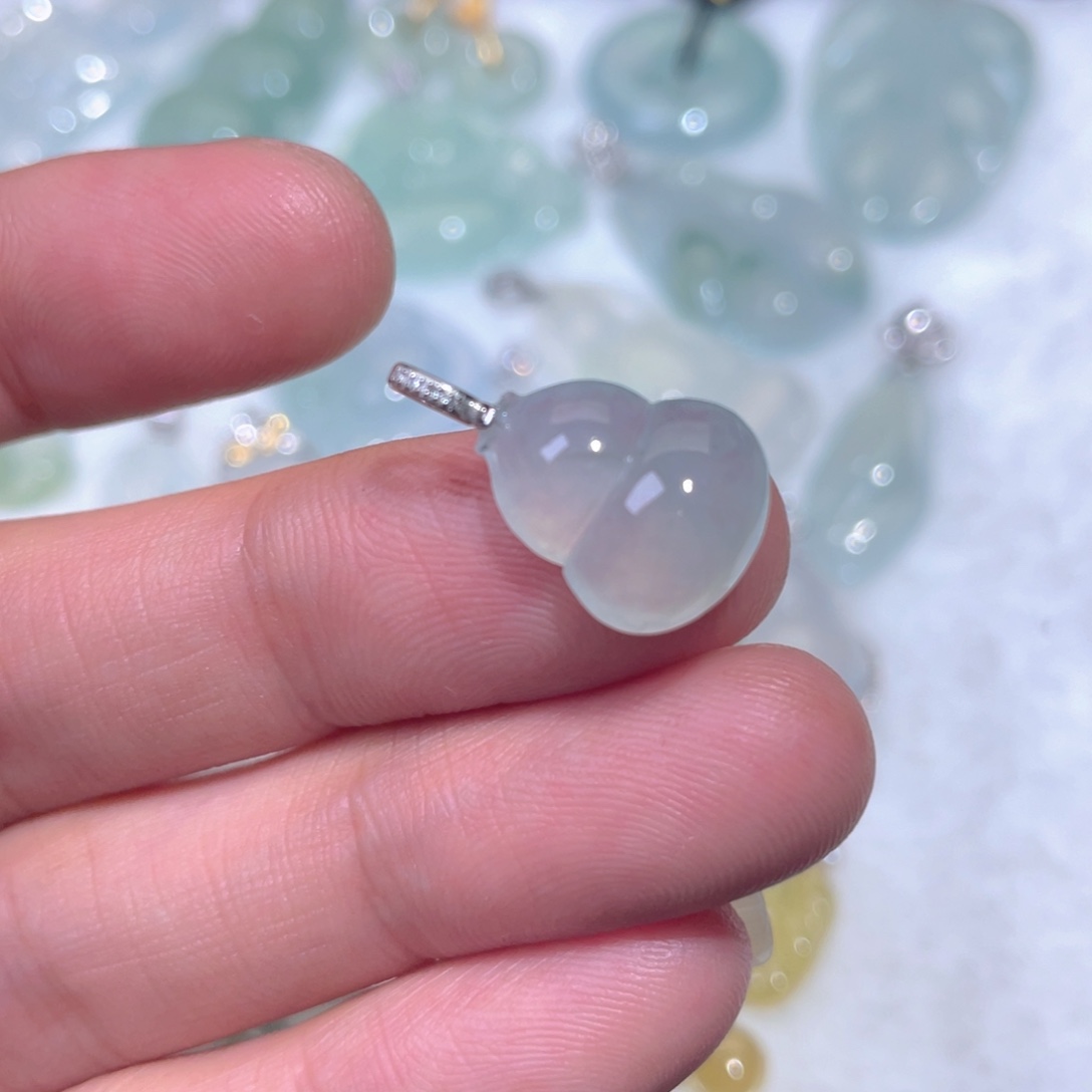 翡翠18K金镶嵌颈饰翡翠