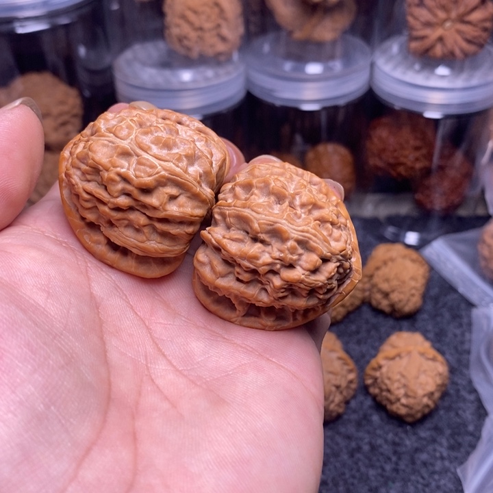 G***N文玩核桃吊坠40三角白狮子
