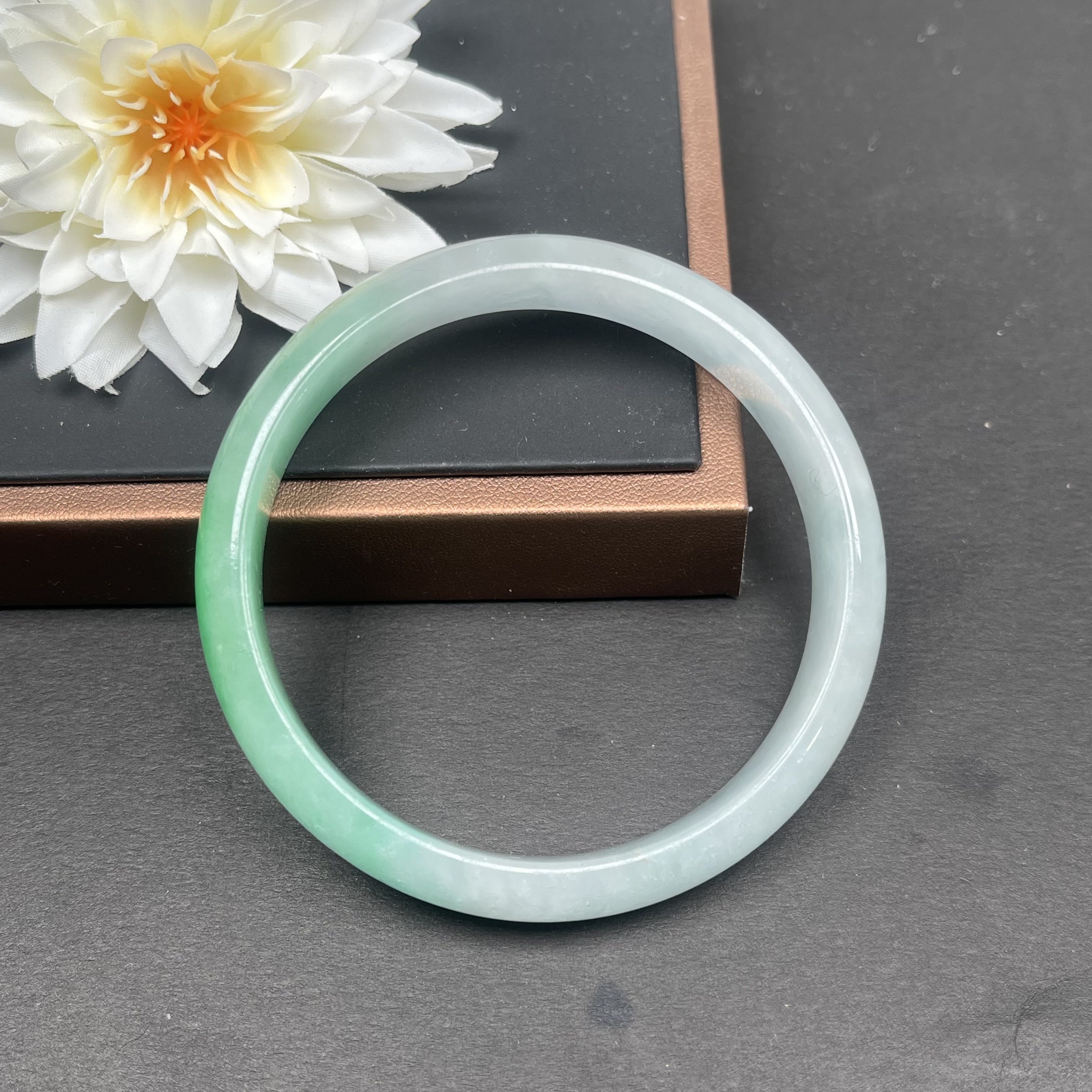 A1602阳春白雪正圈60圈口翡翠手镯