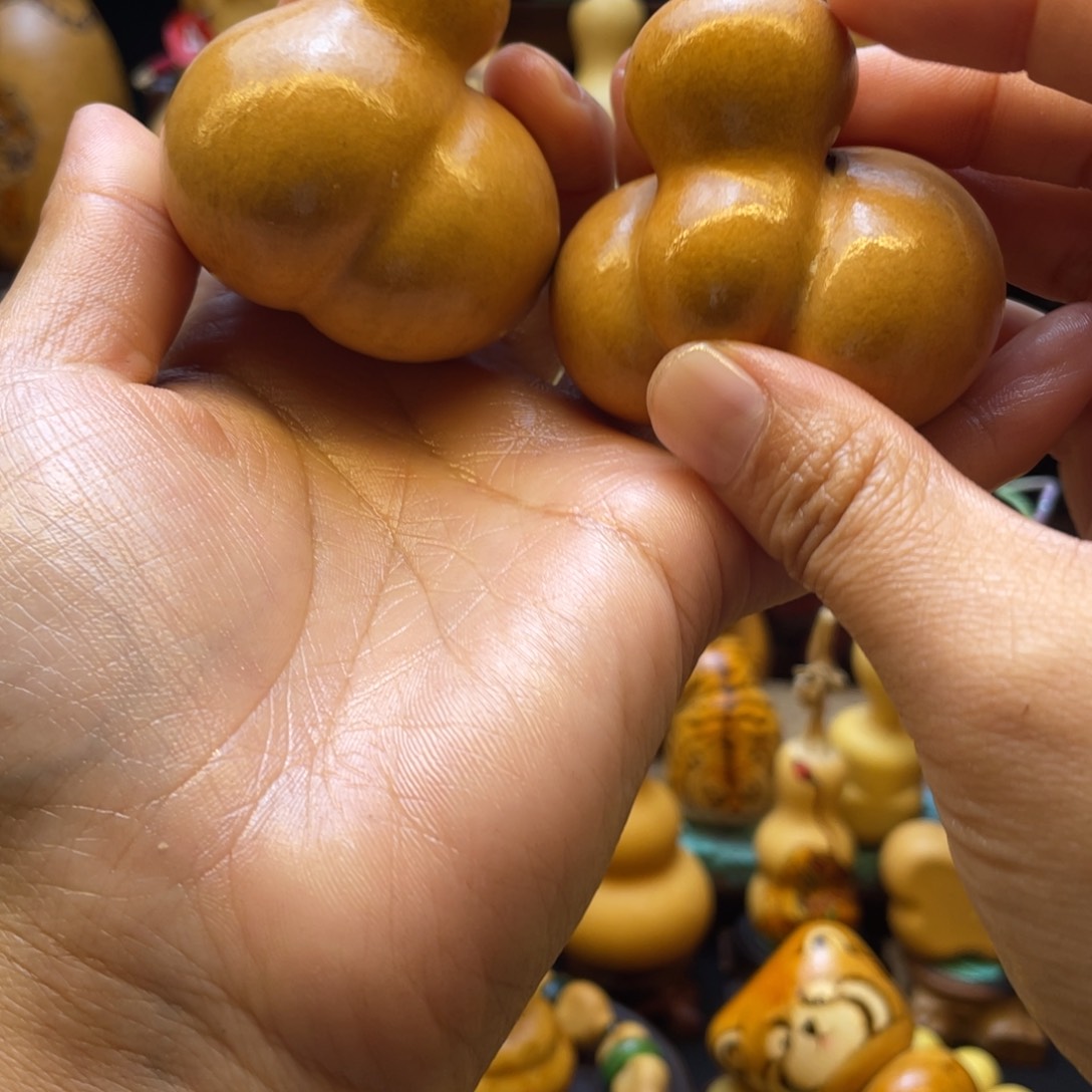 ?*葫芦等多种颜色的花灯点缀其间而形成