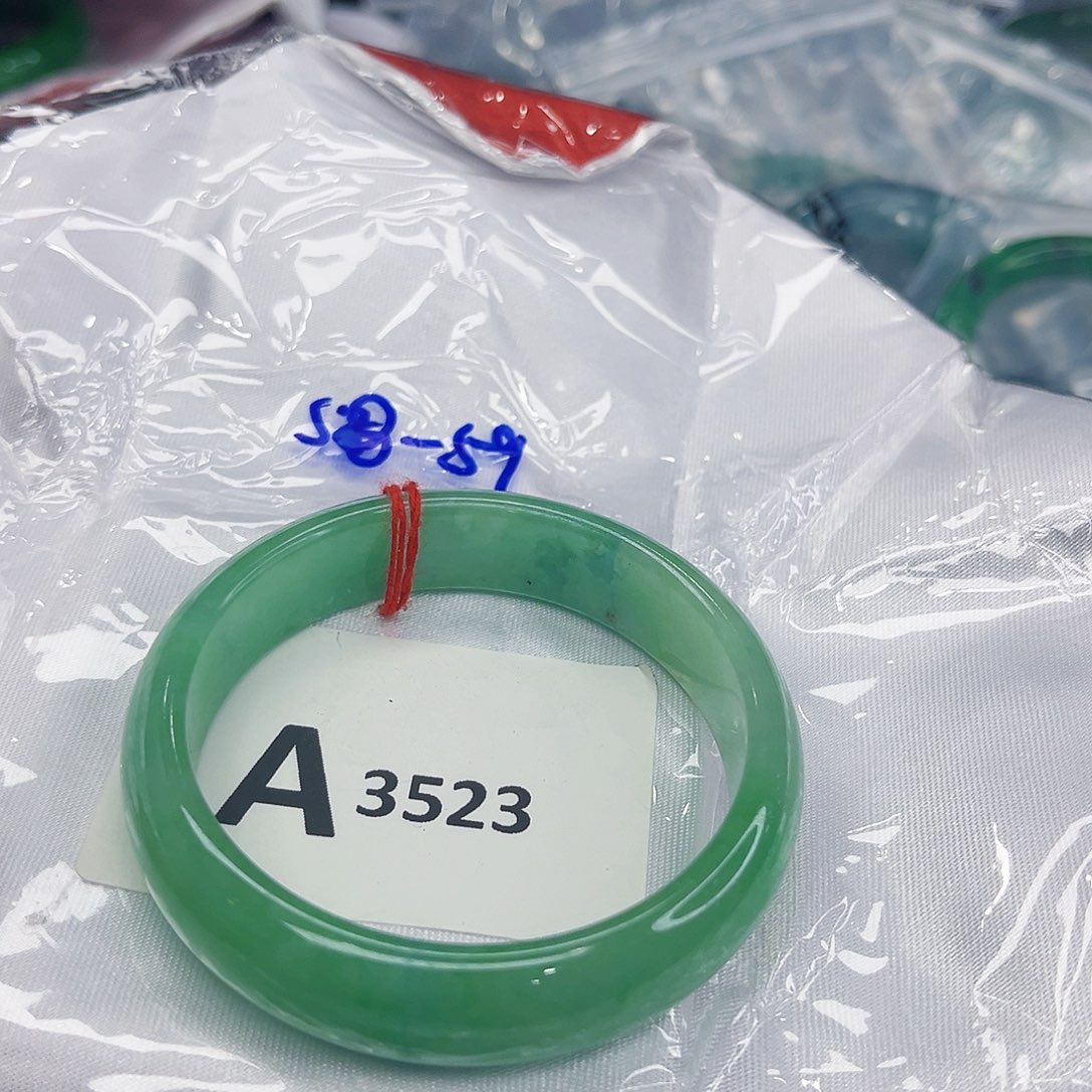 翡翠手镯未镶嵌多样性