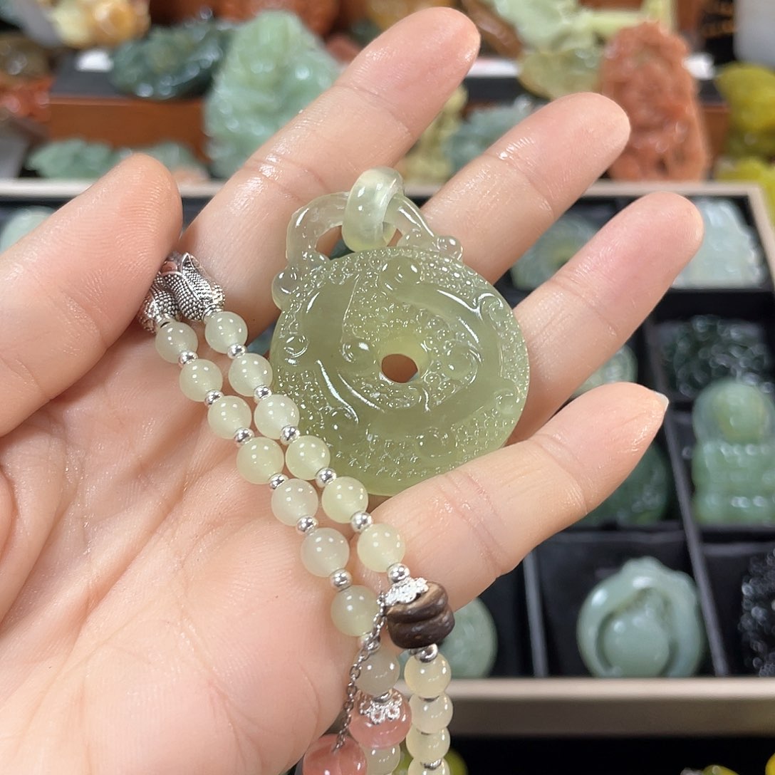 蛇纹石玉颈饰未镶嵌