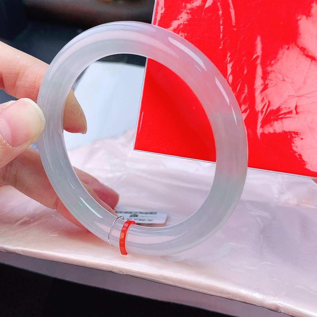 翡翠手镯未镶嵌55圈