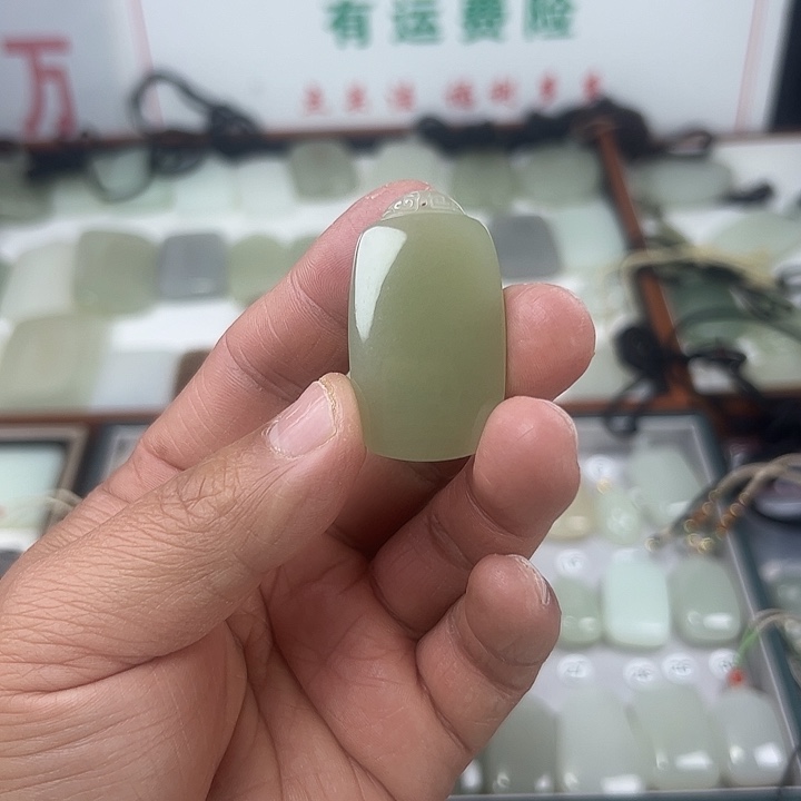 葫***友和田玉未镶嵌颈饰