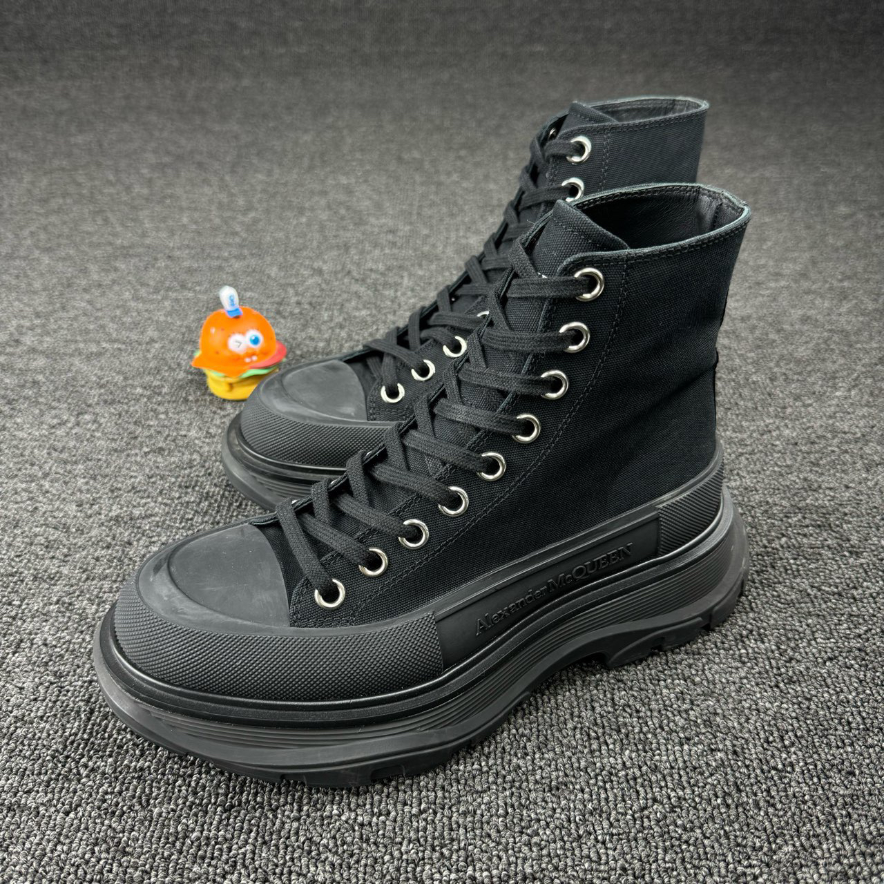 95新 Alexander McQueen/亚历山大·麦昆 麦昆纯黑厚底马丁靴37 