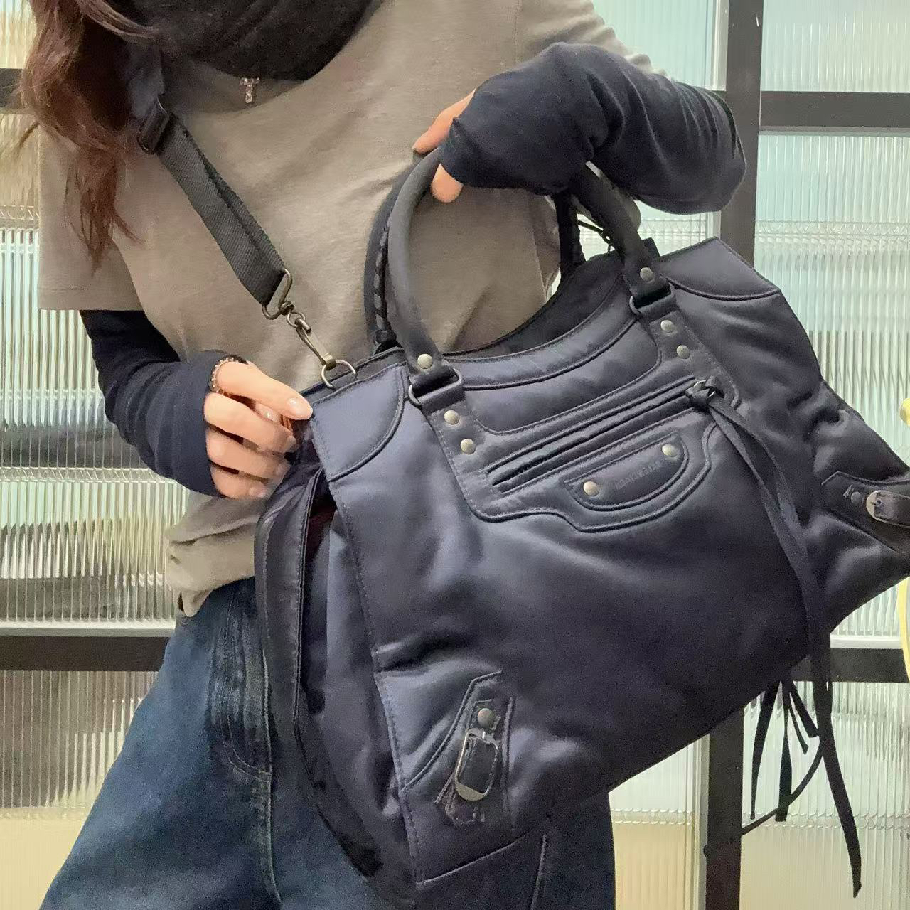 95新 Balenciaga/巴黎世家 【蕾】6KW803 藏青色铆钉单肩包