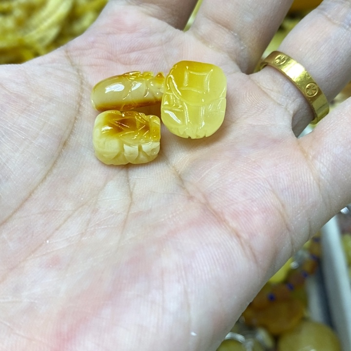 蜜蜡未镶嵌裸石多样性发货其一