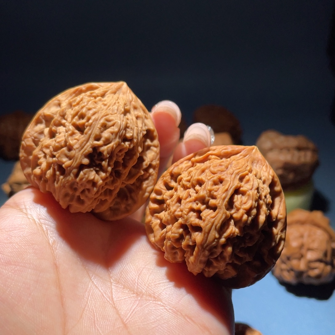 文玩核桃三角南疆石