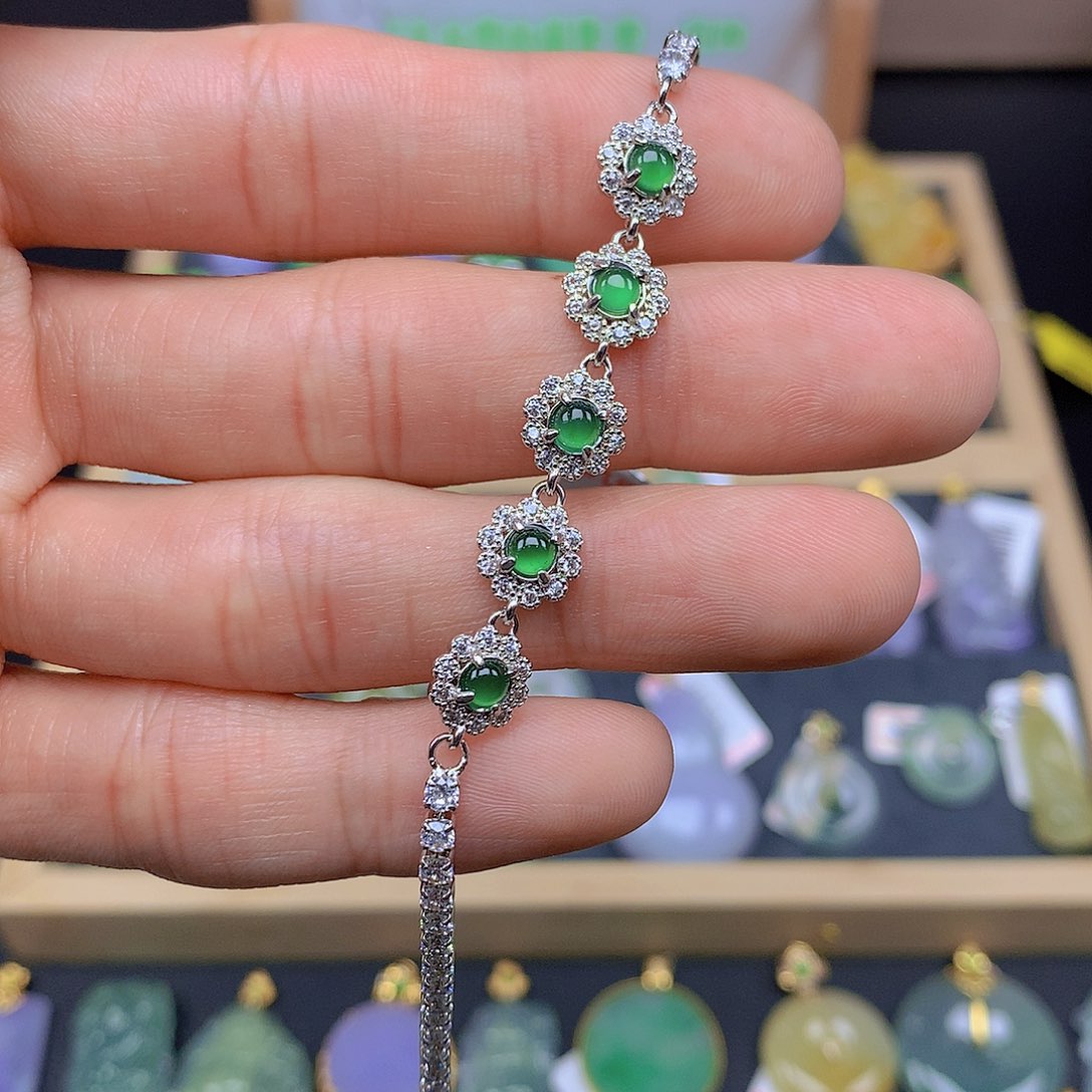 翡翠颈饰未镶嵌翡翠