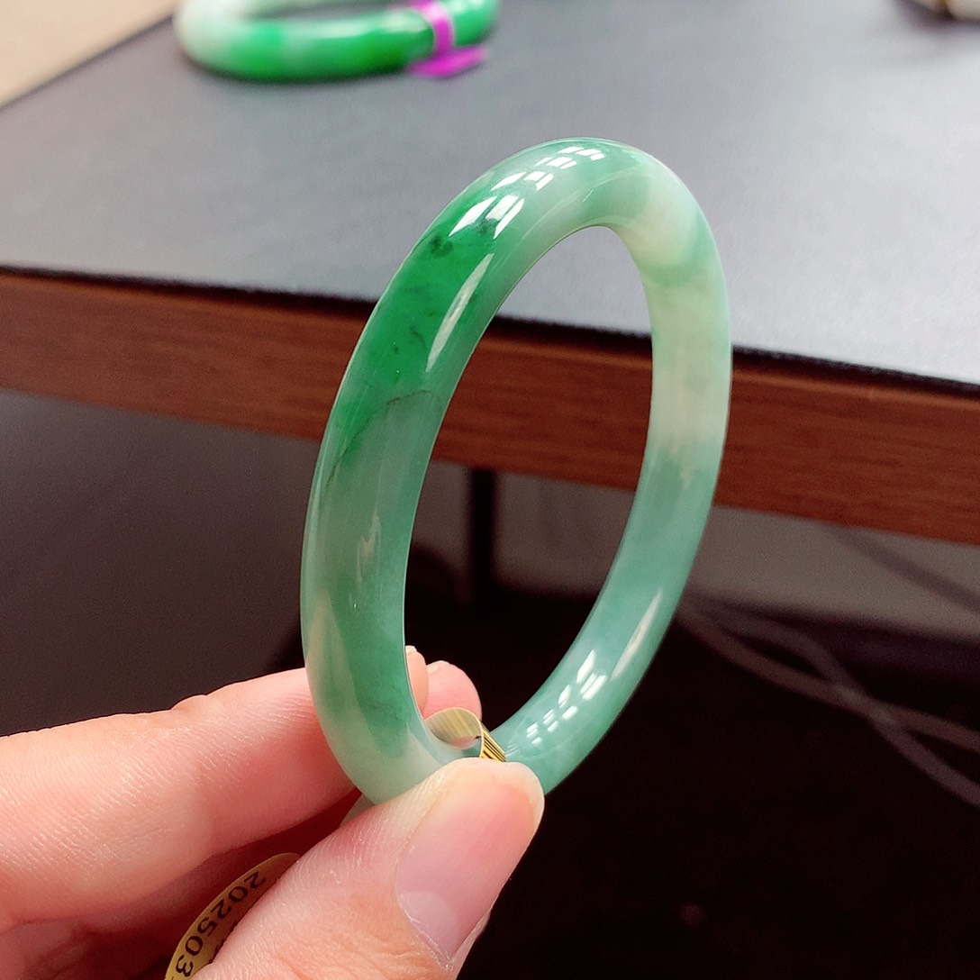 翡翠手镯未镶嵌缅甸翡翠