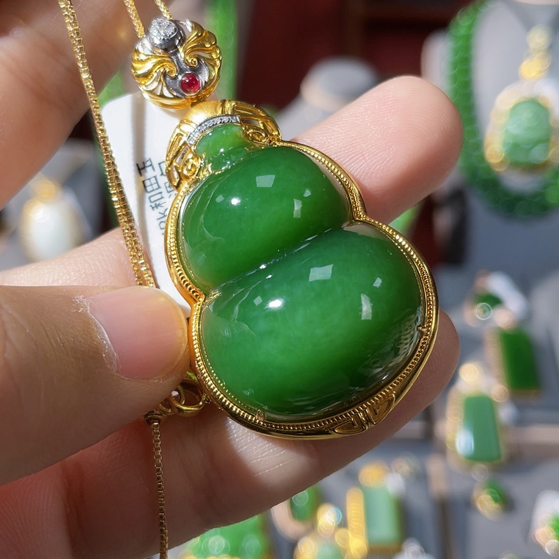 和田玉（碧玉）吊坠18K金镶嵌