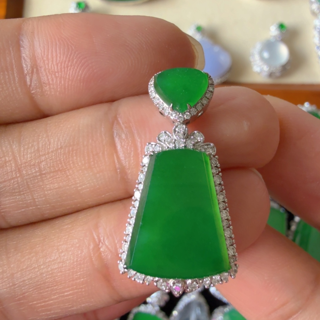 翡翠18K金镶嵌颈饰吊坠