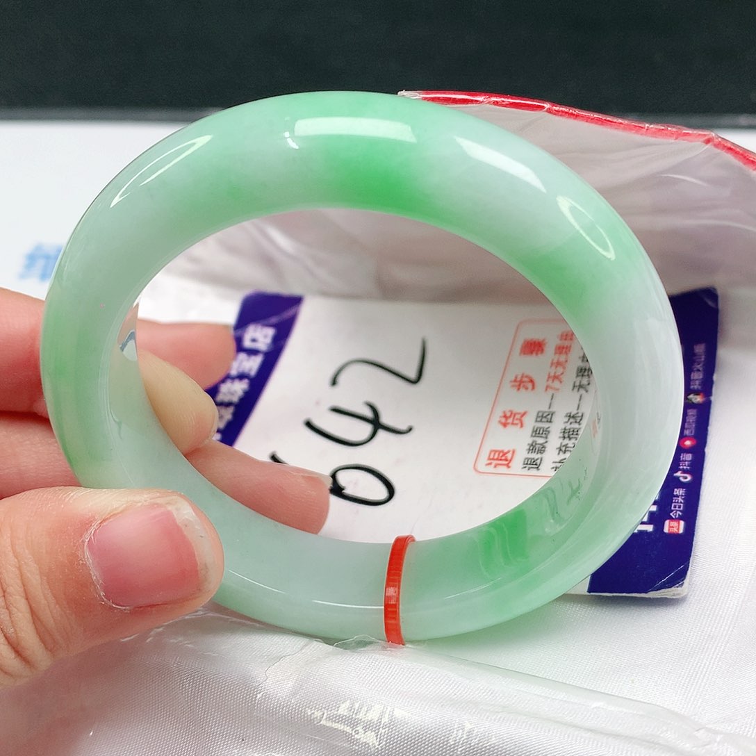 翡翠手镯未镶嵌翡翠